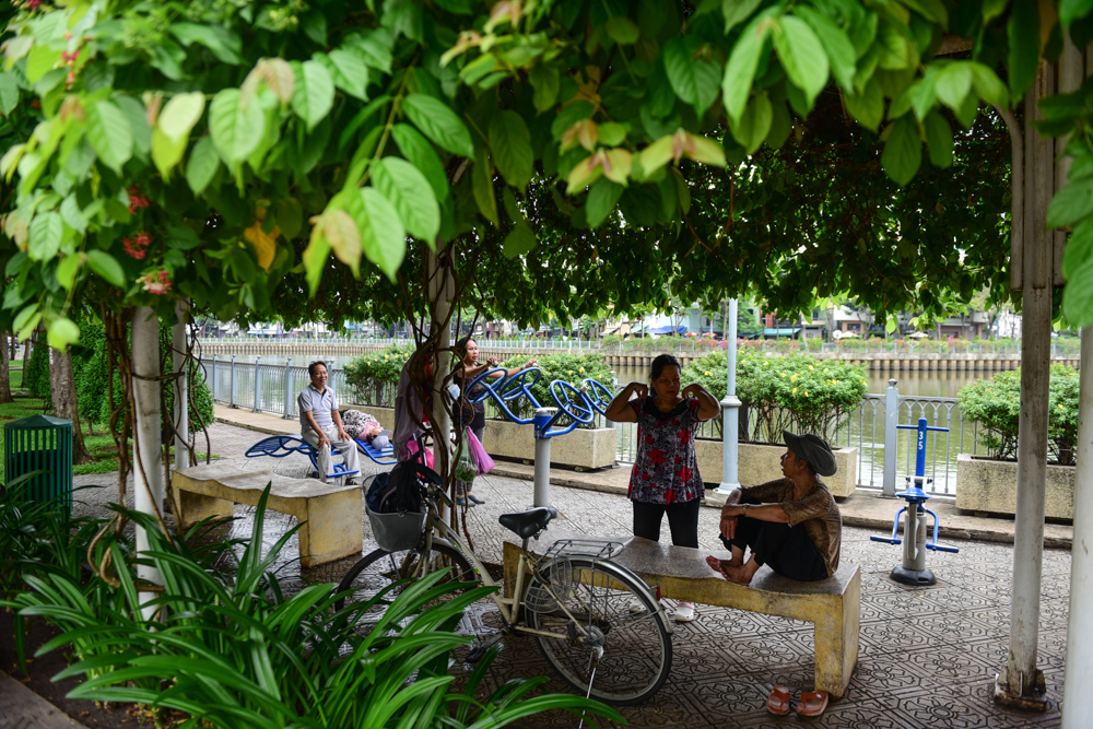 Bờ kè Nhiêu Lộc - Thị Nghè được cải tạo có nhiều ghế đá, cây xanh là điểm thể dục, thể thao và sinh hoạt văn hoá yêu thích của người dân. Bờ kè Nhiêu Lộc - Thị Nghè được cải tạo có nhiều ghế đá, cây xanh là điểm thể dục, thể thao và sinh hoạt văn hoá yêu thích của người dân.