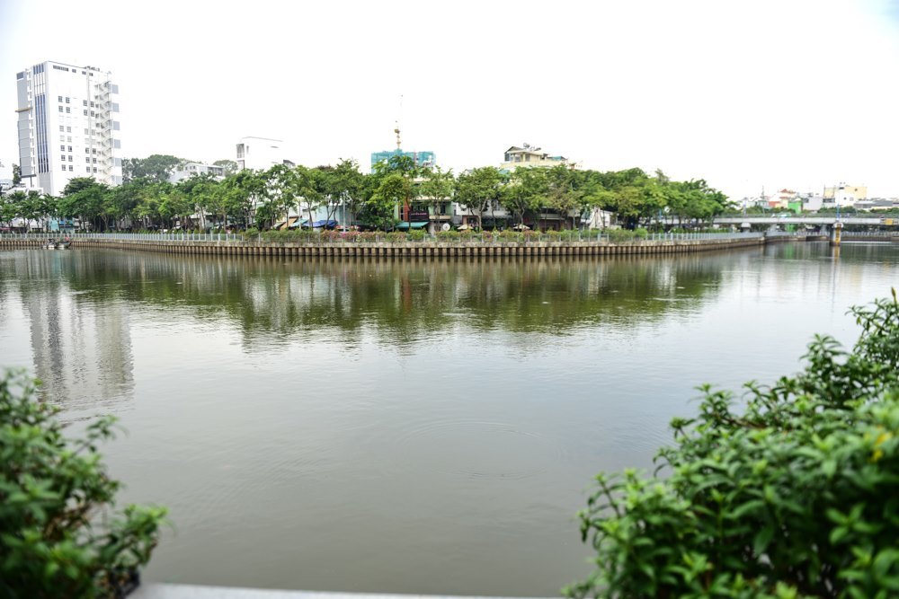 Một trong những con kênh mà trước đây được mệnh danh là dòng kênh hôi thối nhất TP trong 20 năm giờ có một diện mạo mới sau hơn 10 năm thi công cải tạo. Và đây được coi là công trình thế kỷ của TP.HCM. Một trong những con kênh mà trước đây được mệnh danh là dòng kênh hôi thối nhất TP trong 20 năm giờ có một diện mạo mới sau hơn 10 năm thi công cải tạo. Và đây được coi là công trình thế kỷ của TP.HCM.