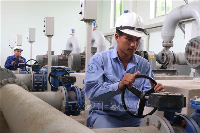 Nhân viên bảo dưỡng định kỳ máy bơm của trạm bơm cấp 1, trạm bơm cấp 2, tại Trạm cấp nước tập trung xã Đại Lai - Xuân Lai, thuộc huyện Gia Bình. Nhân viên bảo dưỡng định kỳ máy bơm của trạm bơm cấp 1, trạm bơm cấp 2, tại Trạm cấp nước tập trung xã Đại Lai - Xuân Lai, thuộc huyện Gia Bình.