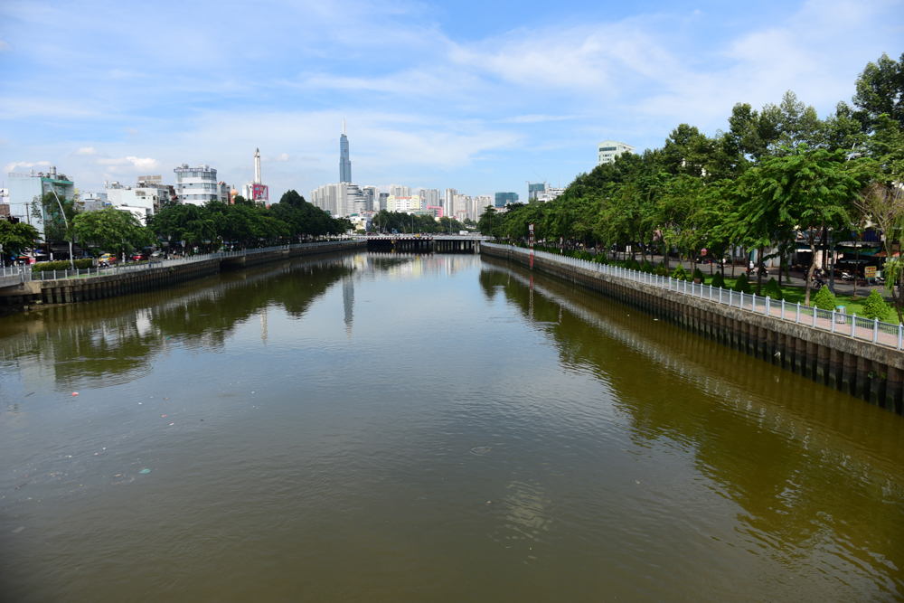 Tuyến kênh Nhiêu Lộc - Thị Nghè trải dài dọc các quận Tân Bình, Phú Nhuận, Bình Thạnh, quận 1, 3 trước đây vốn là dòng kênh ô nhiễm trầm trọng. Từ năm 2002, TP.HCM khởi động dự án cải thiện vệ sinh môi trường. Năm 2012 dự án hoàn thành, dòng kênh được tái tạo. Tuyến kênh Nhiêu Lộc - Thị Nghè trải dài dọc các quận Tân Bình, Phú Nhuận, Bình Thạnh, quận 1, 3 trước đây vốn là dòng kênh ô nhiễm trầm trọng. Từ năm 2002, TP.HCM khởi động dự án cải thiện vệ sinh môi trường. Năm 2012 dự án hoàn thành, dòng kênh được tái tạo.