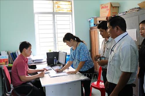 Cán bộ, công nhân viên chức, lao động thị xã Ayun Pa hưởng ứng nhiệt tình mô hình, đóng góp tiền vào cuối tháng cho thủ quỹ để giúp hộ nghèo xây dựng nông thôn mới địa phương. Ảnh: Hồng Điệp - TTXVN Cán bộ, công nhân viên chức, lao động thị xã Ayun Pa hưởng ứng nhiệt tình mô hình, đóng góp tiền vào cuối tháng cho thủ quỹ để giúp hộ nghèo xây dựng nông thôn mới địa phương. Ảnh: Hồng Điệp - TTXVN