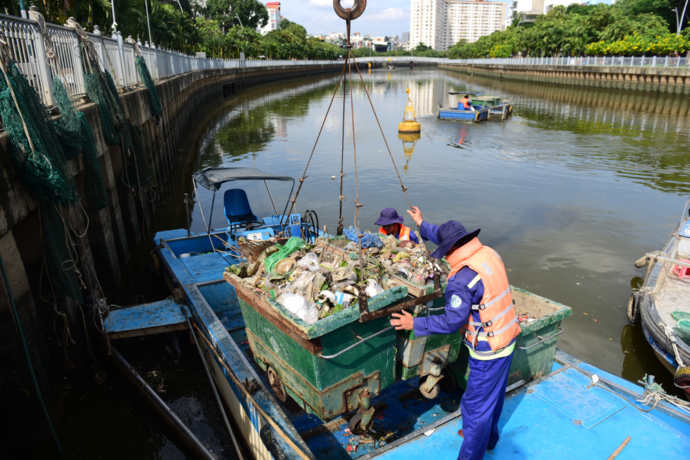 Công nhân vất vả dọn rác dọc kênh Nhiêu Lộc - Thị Nghè mỗi ngày. Công nhân vất vả dọn rác dọc kênh Nhiêu Lộc - Thị Nghè mỗi ngày.