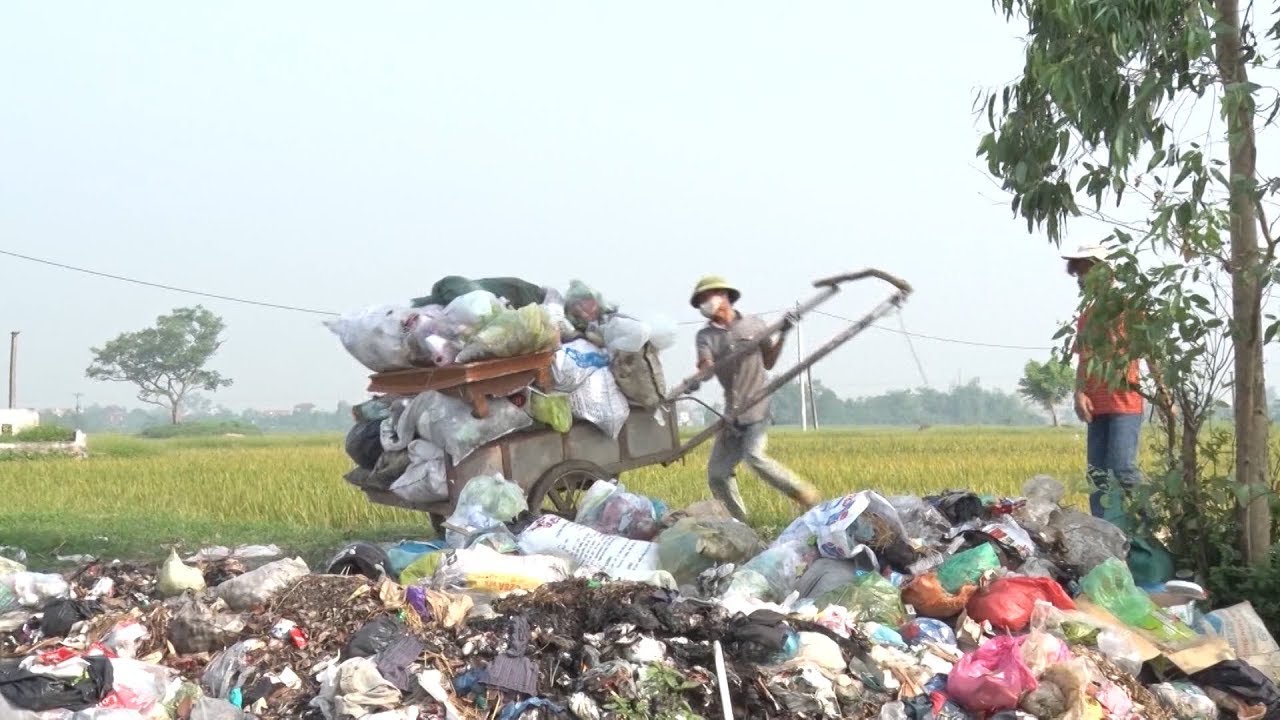 Rác thải sinh hoạt là vấn đề nhức nhối ở nhiều vùng nông thôn. Ảnh: I.T Rác thải sinh hoạt là vấn đề nhức nhối ở nhiều vùng nông thôn. Ảnh: I.T
