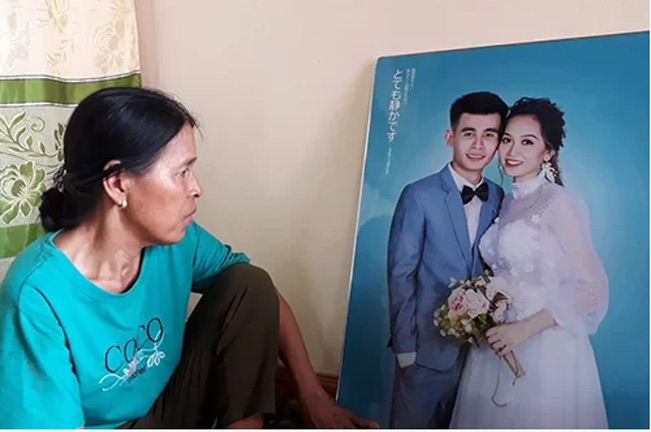 Ảnh cưới thay cho hai nhân vật chính dự đám cưới của mình. Ảnh: Quang Hà.