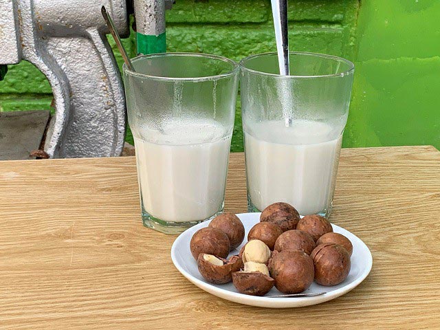 Sữa và hạt mắc ca được sản xuất ngay trong trang trại của ông Trần Vinh. Sữa và hạt mắc ca được sản xuất ngay trong trang trại của ông Trần Vinh.