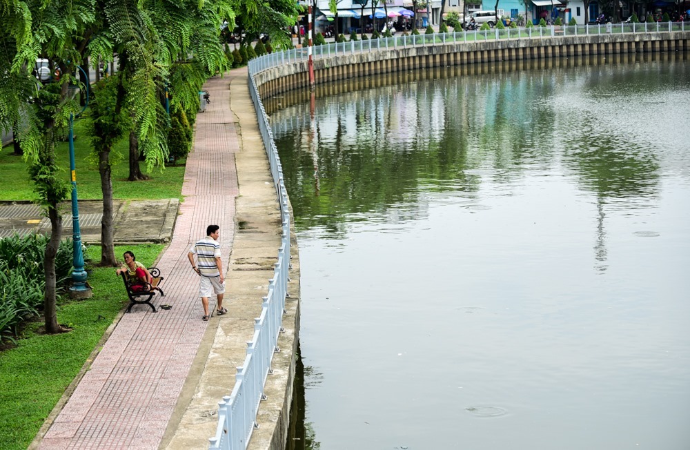 Đường Trường Sa và Hoàng Sa được mở rộng, mặt đường hai bên dòng kênh đã bằng phẳng, vỉa hè được lót đá, lắp đặt đèn chiếu sáng với hệ thống cây xanh tạo nên cảnh quan sạch sẽ, thoáng đãng. Đường Trường Sa và Hoàng Sa được mở rộng, mặt đường hai bên dòng kênh đã bằng phẳng, vỉa hè được lót đá, lắp đặt đèn chiếu sáng với hệ thống cây xanh tạo nên cảnh quan sạch sẽ, thoáng đãng.