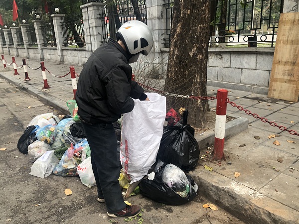 Tại nhiều nơi trong thành phố người dân vẫn vô tư xả rác bừa bãi. Tại nhiều nơi trong thành phố người dân vẫn vô tư xả rác bừa bãi.