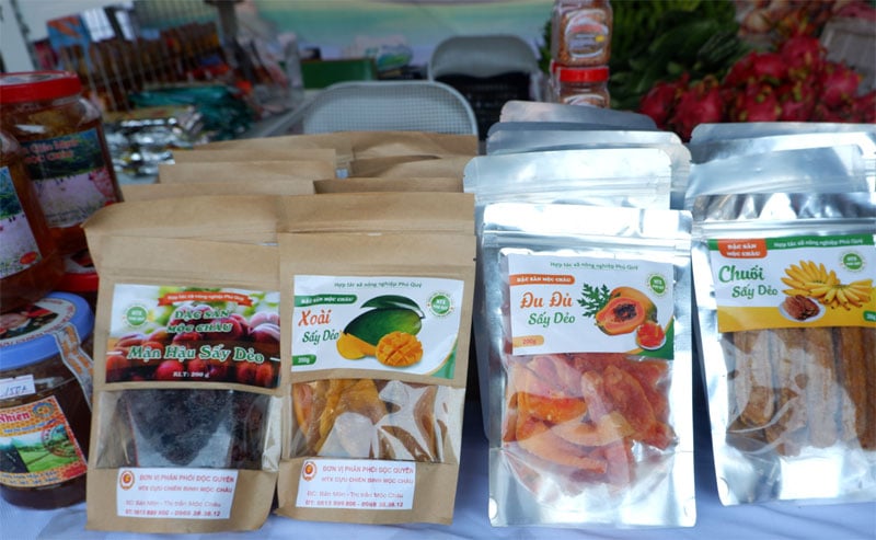 Ngoài trái cây tươi, khá nhiều sản phẩm nông sản của Sơn La đã được sấy dẻo phục vụ nhu cầu tiêu dùng và xuất khẩu. Ngoài trái cây tươi, khá nhiều sản phẩm nông sản của Sơn La đã được sấy dẻo phục vụ nhu cầu tiêu dùng và xuất khẩu.