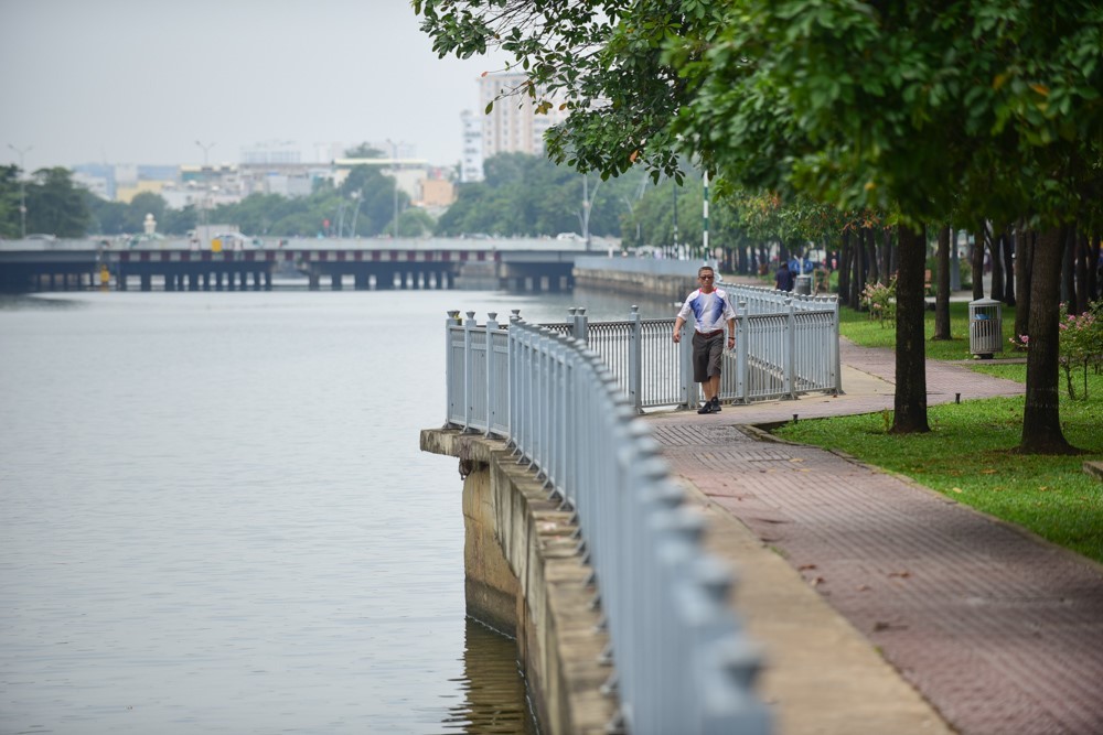 Cảnh yên bình dọc kênh Nhiêu Lộc - Thị Nghè. Cảnh yên bình dọc kênh Nhiêu Lộc - Thị Nghè.