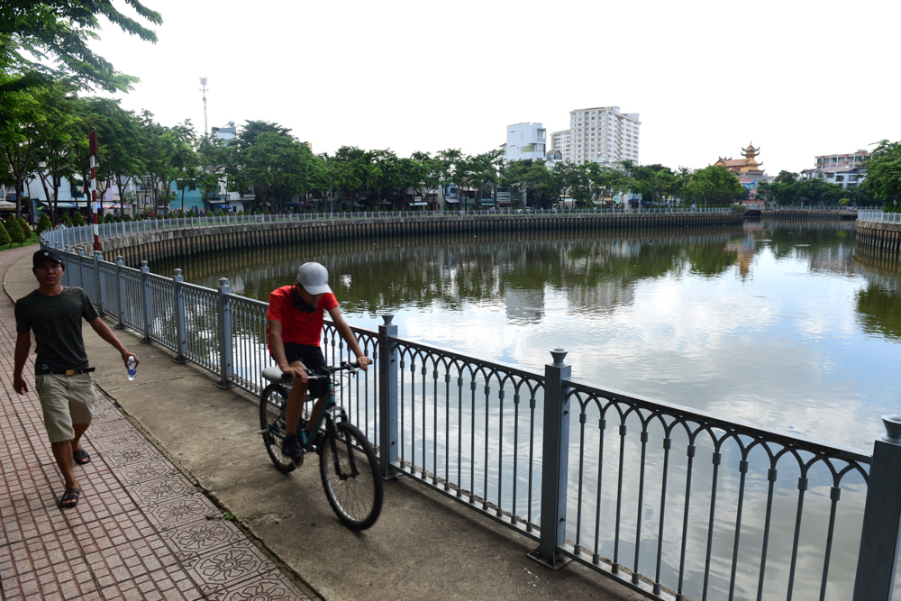Hàng ngày, rất đông người dân đi bộ, chạy bộ dọc kênh Nhiêu Lộc - Thị Nghè. Hàng ngày, rất đông người dân đi bộ, chạy bộ dọc kênh Nhiêu Lộc - Thị Nghè.