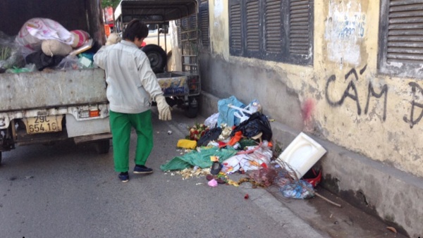 Công nhân môi trường phải căng mình ra tiến hành thu gom trên vỉa hè và ngay cả khu vực phía dưới lòng đường. Đây là một trong những nguy cơ tiềm ẩn gây tai nạn rất cao. Công nhân môi trường phải căng mình ra tiến hành thu gom trên vỉa hè và ngay cả khu vực phía dưới lòng đường. Đây là một trong những nguy cơ tiềm ẩn gây tai nạn rất cao.