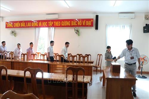 Cán bộ, lãnh đạo, công chức khối thị ủy Ayun Pa tự nguyện đóng góp tiền vào quỹ hỗ trợ người nghèo, tối thiểu 1.000/người. Ảnh: Hồng Điệp - TTXVN Cán bộ, lãnh đạo, công chức khối thị ủy Ayun Pa tự nguyện đóng góp tiền vào quỹ hỗ trợ người nghèo, tối thiểu 1.000/người. Ảnh: Hồng Điệp - TTXVN