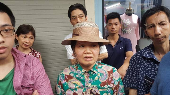 Bà Nguyễn Phương Lan, chủ nhà số 54, sát nhà bị sập cho biết: Hơn 1 tháng nay, nhà số 56 được cải tạo, sửa chữa cả ngày lẫn đêm, bên trong không có người ở và chỉ có 1 bảo vệ trông coi. Bà Nguyễn Phương Lan, chủ nhà số 54, sát nhà bị sập cho biết: Hơn 1 tháng nay, nhà số 56 được cải tạo, sửa chữa cả ngày lẫn đêm, bên trong không có người ở và chỉ có 1 bảo vệ trông coi.