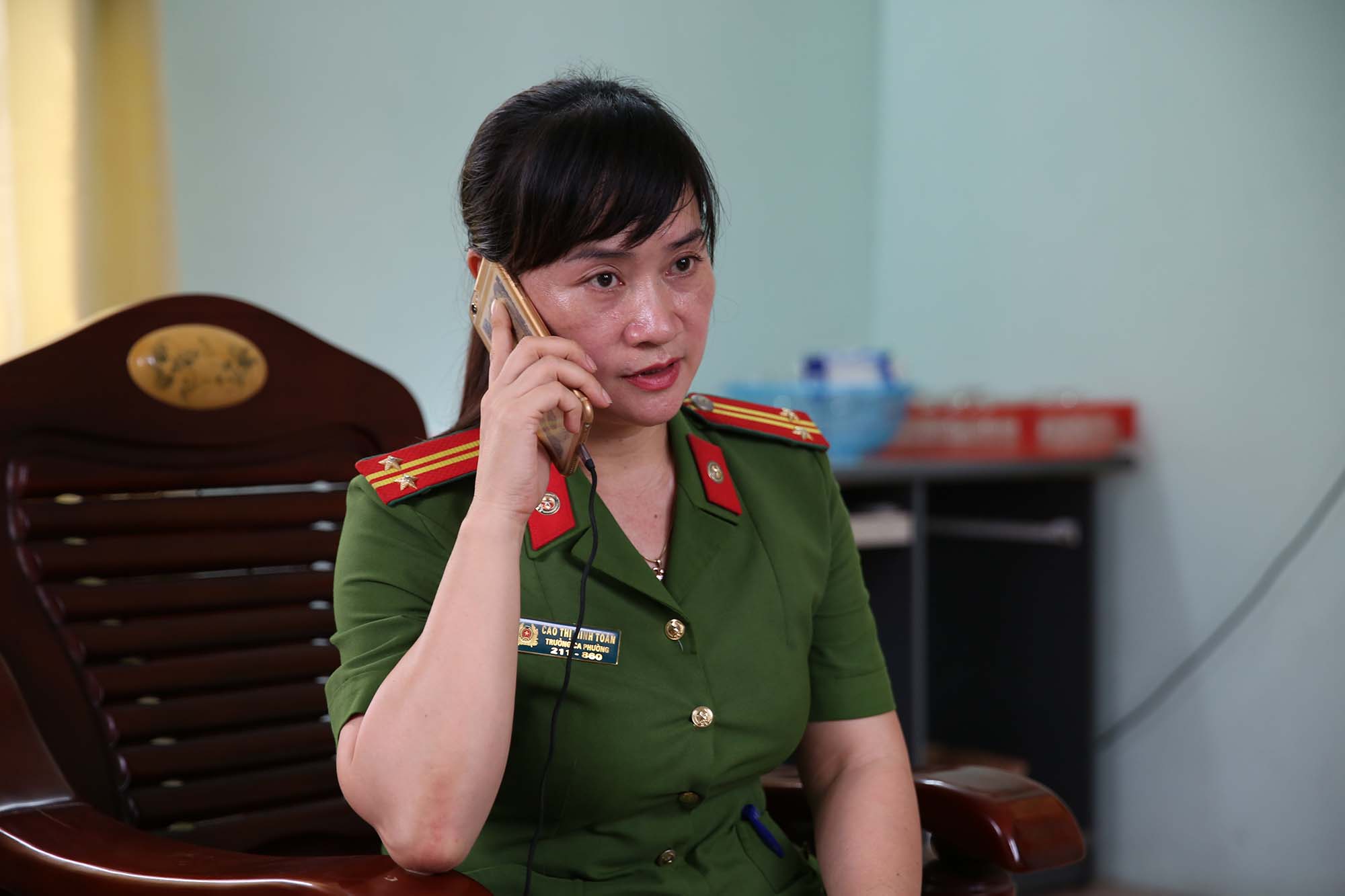Chia sẻ với PV, Trung tá Toàn nhận định, do là nữ nên khi mới bước chân vào nghề cũng chưa thực sự nhận được sự tin tưởng tuyệt đối từ anh em, đồng đội do lo ngại nhiệm vụ nặng nề sẽ làm khó chị. Chia sẻ với PV, Trung tá Toàn nhận định, do là nữ nên khi mới bước chân vào nghề cũng chưa thực sự nhận được sự tin tưởng tuyệt đối từ anh em, đồng đội do lo ngại nhiệm vụ nặng nề sẽ làm khó chị.