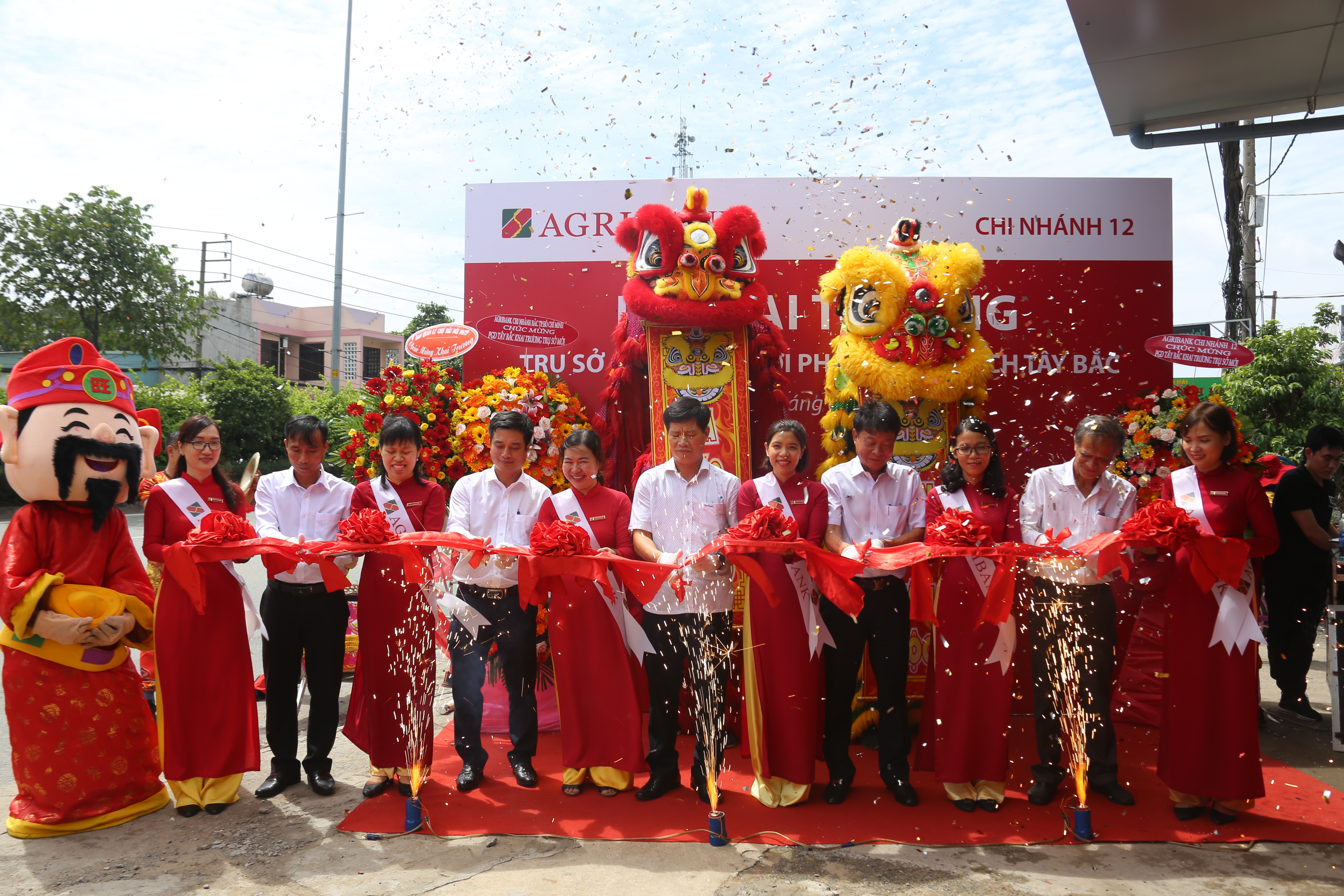 Các đại biểu cắt băng khai trương phòng giao dịch. Các đại biểu cắt băng khai trương phòng giao dịch.