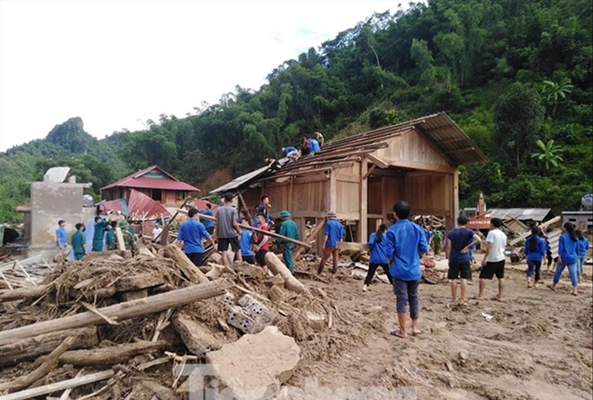 Đoàn viên thanh niên hỗ trợ người dân Sa Ná xây dựng lại nhà sau lũ (Ảnh: Hoàng Lam) Đoàn viên thanh niên hỗ trợ người dân Sa Ná xây dựng lại nhà sau lũ (Ảnh: Hoàng Lam)