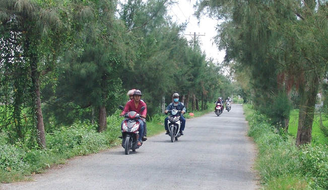 Nhờ có hàng chục ngàn nông dân hiến đất mà nhiều con đường giao thông nông thôn ở TP.HCM được bê tông hóa. Nhờ có hàng chục ngàn nông dân hiến đất mà nhiều con đường giao thông nông thôn ở TP.HCM được bê tông hóa.