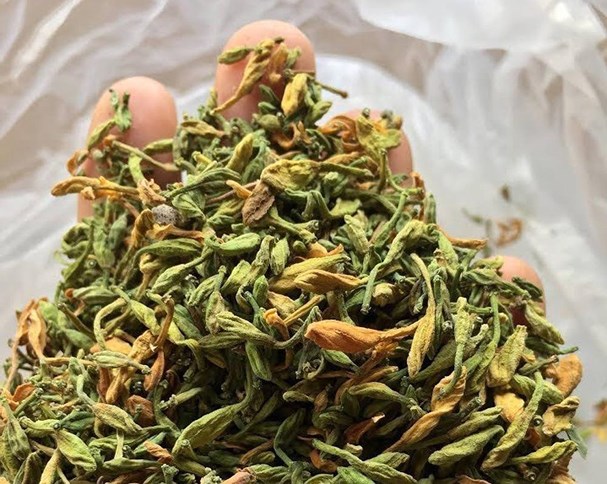 Hoa đu đủ có vị đắng nhẹ, thường sắc nước uống hoặc ngâm với mật ong để bồi bổ sức khỏe. Hoa đu đủ có vị đắng nhẹ, thường sắc nước uống hoặc ngâm với mật ong để bồi bổ sức khỏe.