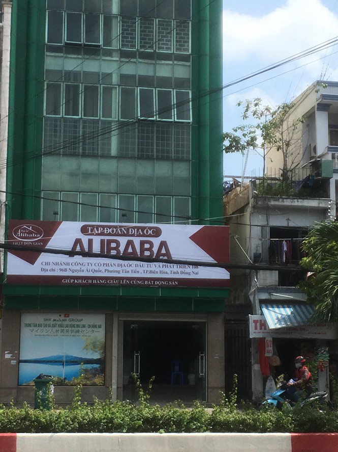 Cảnh hoang vắng ở các văn phòng, dự án khi 'ông chủ' Alibaba bị bắt - Ảnh 1. Cảnh hoang vắng ở các văn phòng, dự án khi 'ông chủ' Alibaba bị bắt - Ảnh 1.