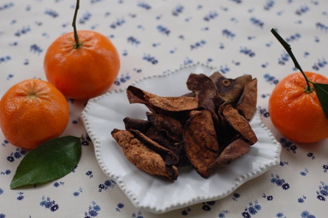 Vỏ quýt để càng lâu thì thành phần dầu trong vỏ quýt sẽ giảm, hàm lượng flavonoid tăng lên. Đây là chất chống oxy hóa mạnh mẽ có tác dụng tốt với sức khỏe. Vỏ quýt để càng lâu thì thành phần dầu trong vỏ quýt sẽ giảm, hàm lượng flavonoid tăng lên. Đây là chất chống oxy hóa mạnh mẽ có tác dụng tốt với sức khỏe.