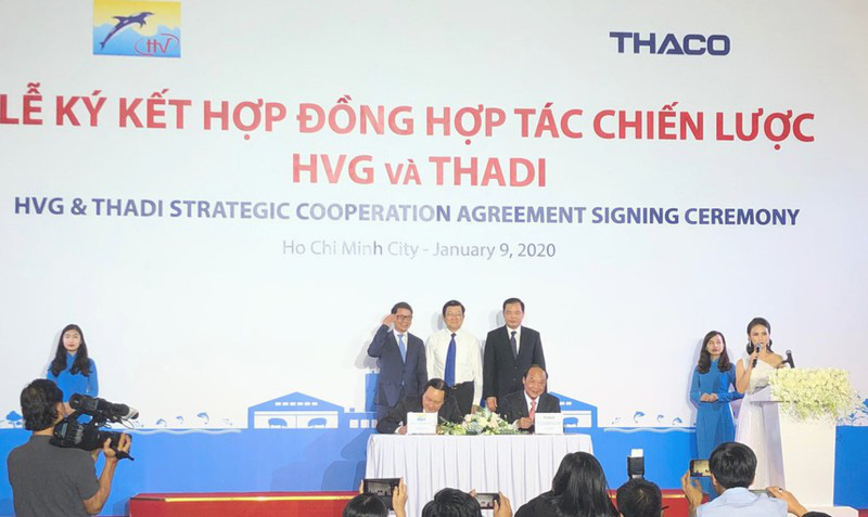 Ông Trần Bá Dương bắt tay với vua cá để nuôi heo - Ảnh 1. Ông Trần Bá Dương bắt tay với vua cá để nuôi heo - Ảnh 1.