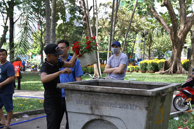 Tết Canh Tý 2020: Lại tái diễn cảnh đập bỏ hoa ngày 30 tháng chạp - Ảnh 6. Tết Canh Tý 2020: Lại tái diễn cảnh đập bỏ hoa ngày 30 tháng chạp - Ảnh 6.