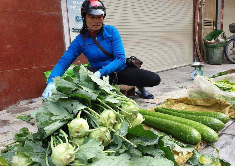 Giá rau xanh tăng vọt sau hai ngày mưa rét - Ảnh 1. Giá rau xanh tăng vọt sau hai ngày mưa rét - Ảnh 1.