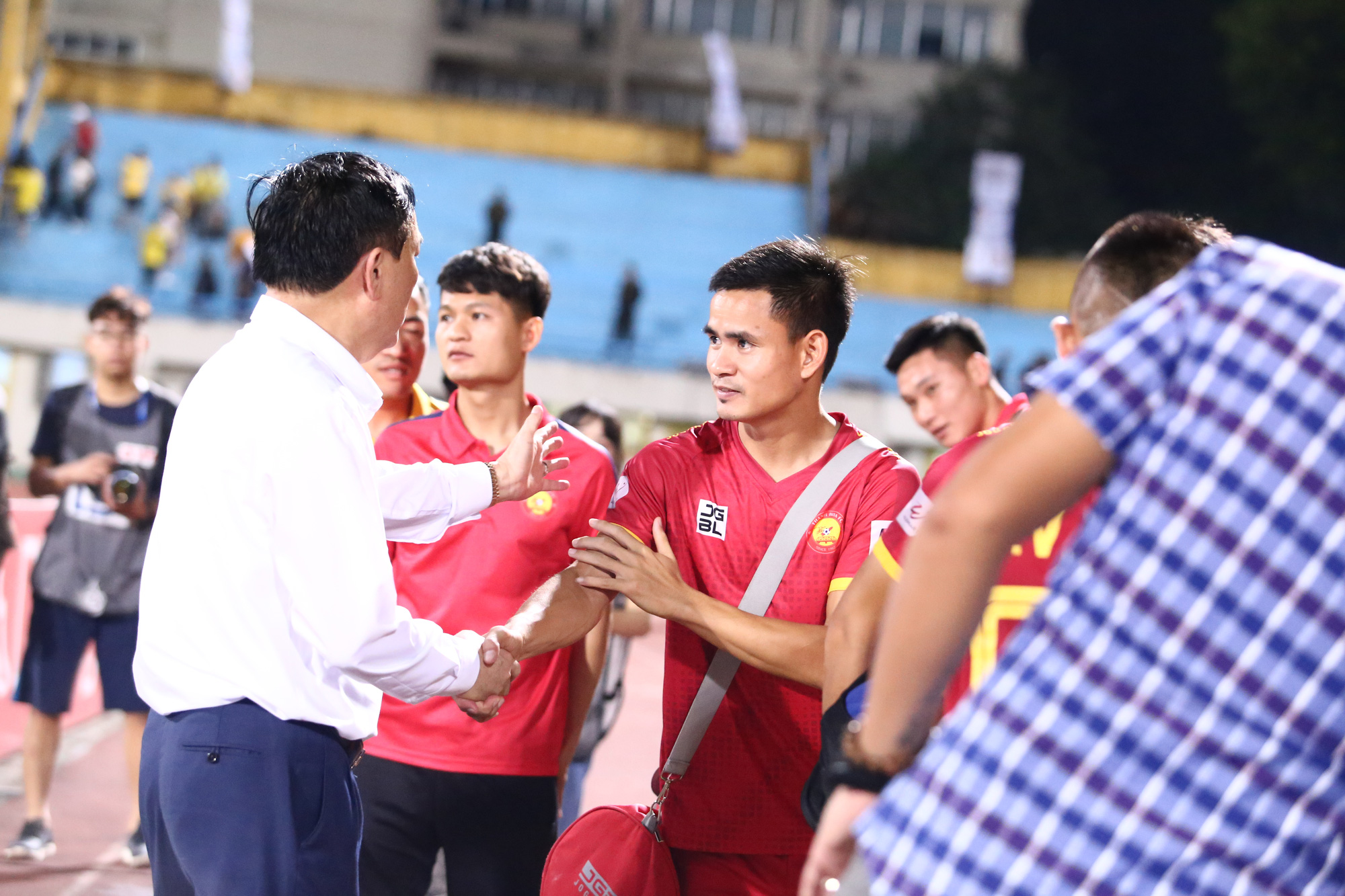 Cha con bầu Hiển gặp riêng BHL Hà Nội FC sau trận hòa tiếc nuối - Ảnh 6.