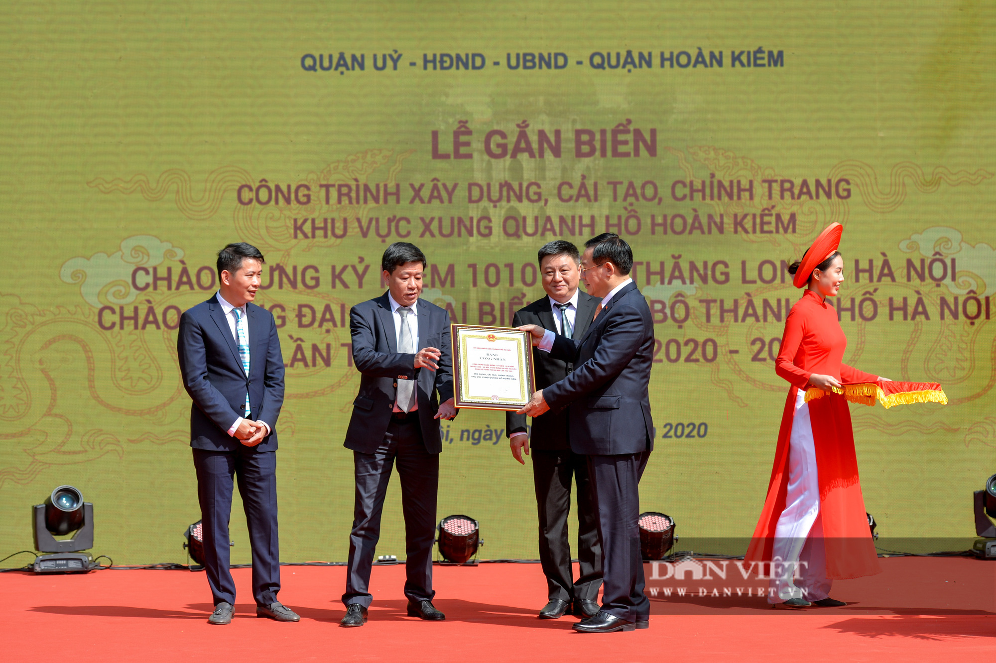 Lãnh đạo Hà Nội gắn biển công trình cải tạo bờ hồ Hoàn Kiếm - Ảnh 1.