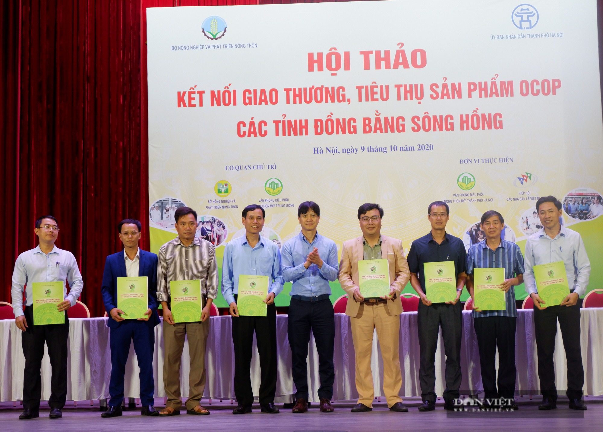 Hà Nội: Quy tụ hàng nghìn sản phẩm nông sản đặc sắc, chỉ toàn là đặc sản, người dân Thủ đô hài lòng  - Ảnh 7.