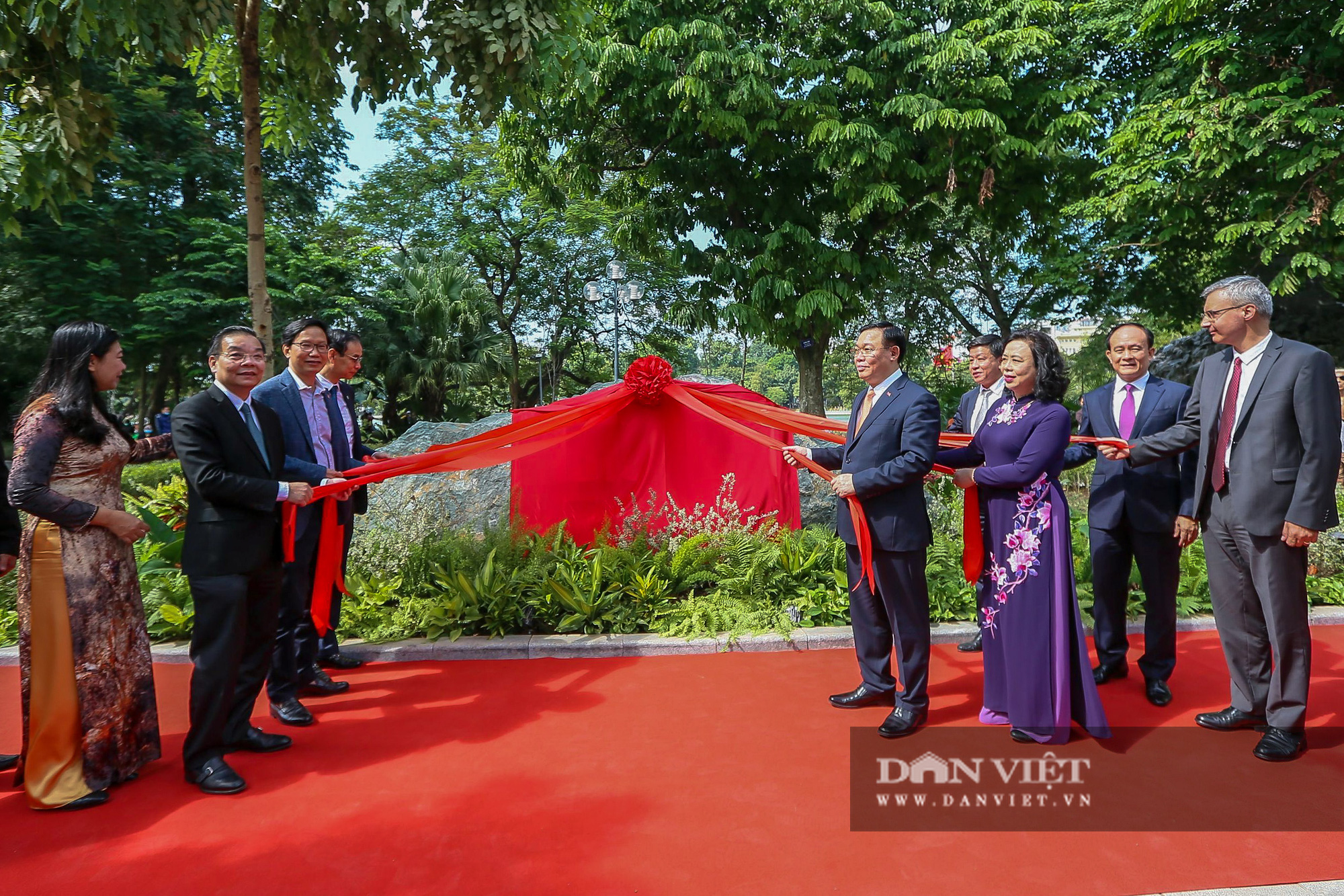 Lãnh đạo Hà Nội gắn biển công trình cải tạo bờ hồ Hoàn Kiếm - Ảnh 3.