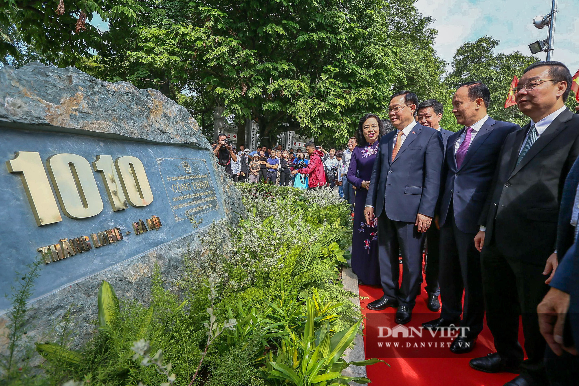 Lãnh đạo Hà Nội gắn biển công trình cải tạo bờ hồ Hoàn Kiếm - Ảnh 6.
