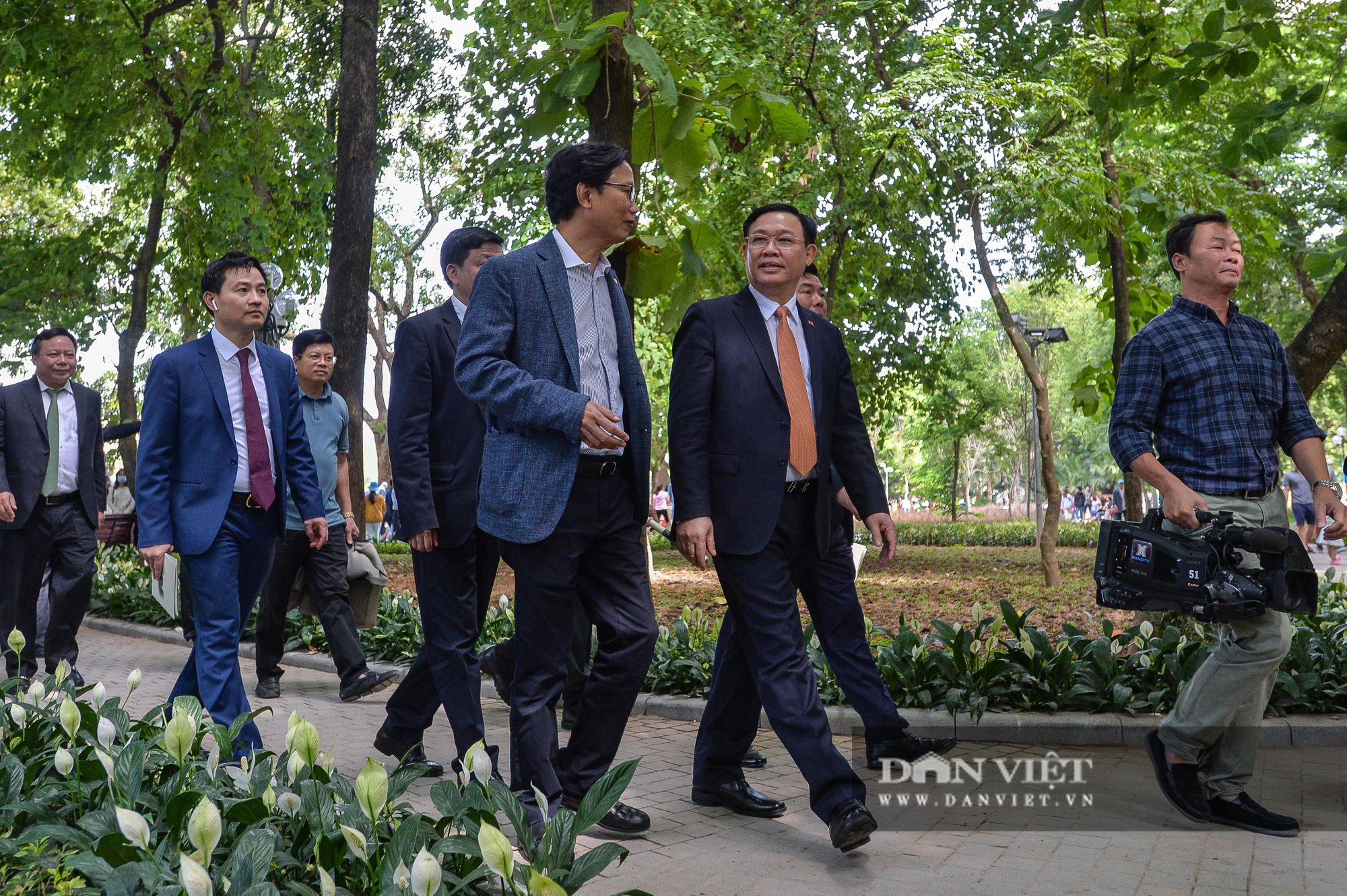Lãnh đạo Hà Nội gắn biển công trình cải tạo bờ hồ Hoàn Kiếm - Ảnh 8.