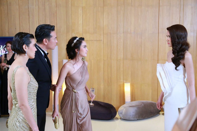 Ngất ngây cưới chồng đại gia, tôi chết lặng khi bị người lạ chặn đường - Ảnh 1.