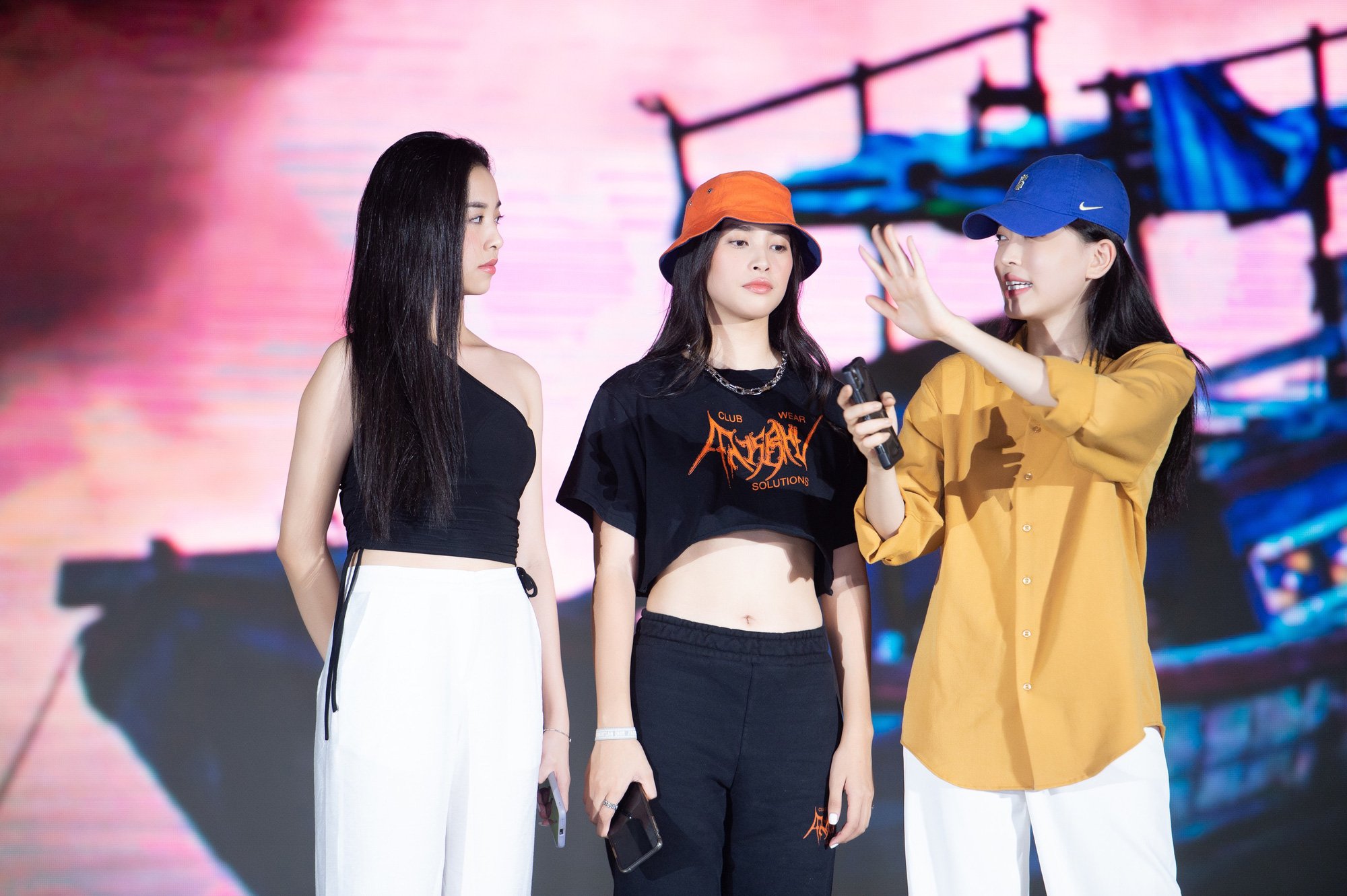 Trước giờ G Bán kết Hoa Hậu Việt Nam 2020: Trần Tiểu Vy mặc hững hờ quyến rũ, Hiền Thục gây &quot;sốt&quot; vì trẻ trung - Ảnh 1.