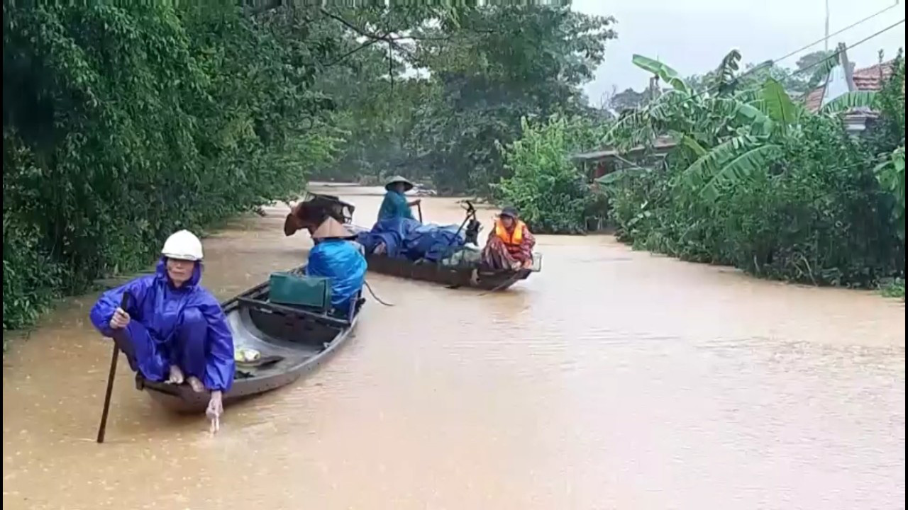 Quảng Trị: Lũ lên nhanh, giao thông tê liệt, 7 người chết, 6 người mất tích, nhiều nơi bị cô lập - Ảnh 6.