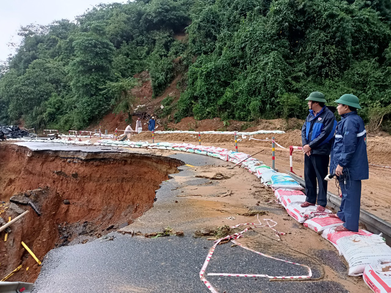 Quảng Trị: Lũ lên nhanh, giao thông tê liệt, 7 người chết, 6 người mất tích, nhiều nơi bị cô lập - Ảnh 1.