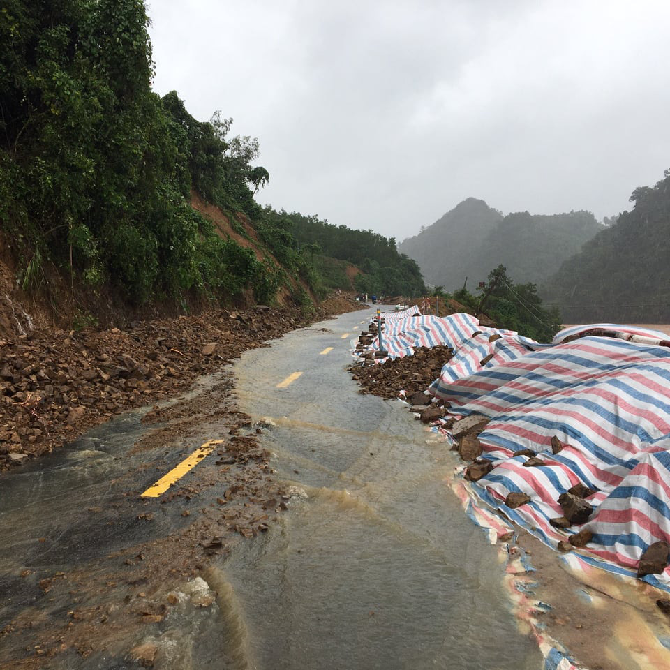Quảng Trị: Lũ lên nhanh, giao thông tê liệt, 7 người chết, 6 người mất tích, nhiều nơi bị cô lập - Ảnh 2.