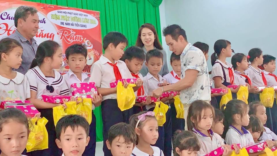 Vợ chồng Lý Hải quyên góp được hơn nửa tỷ đồng giúp đồng bào miền Trung - Ảnh 1.