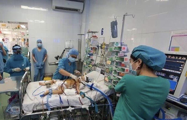 Bé gái 11kg vừa mổ tim xong đã phải mổ tiếp lần 2 do rơi vào nguy kịch - Ảnh 1.