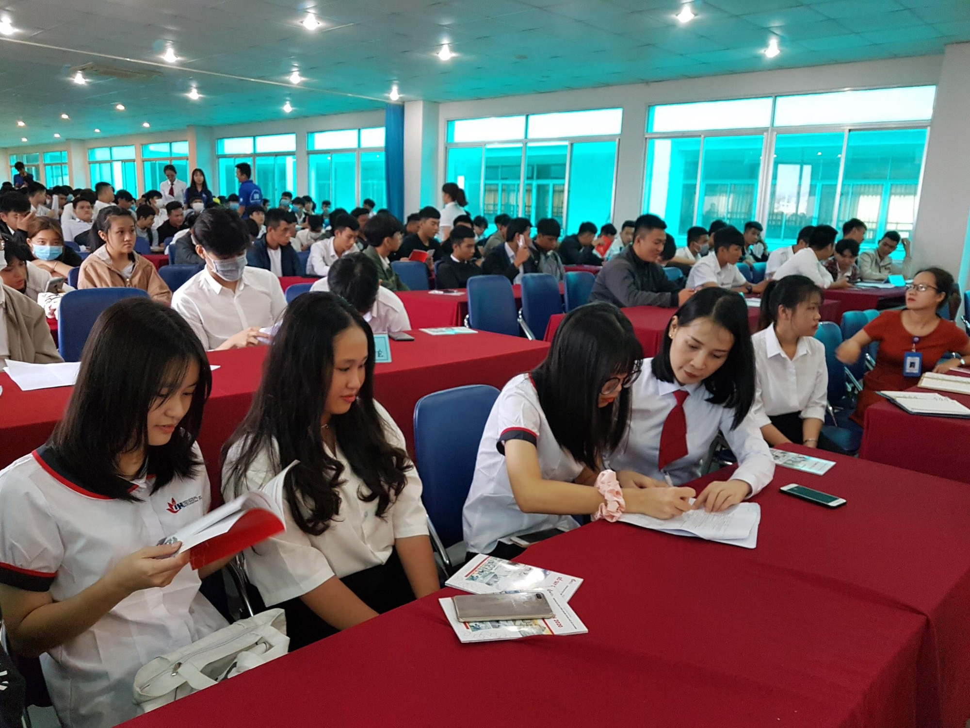 Quảng Ngãi: Agribank đồng hành cùng tân sinh viên năm 2020 - Ảnh 2. Quảng Ngãi: Agribank đồng hành cùng tân sinh viên năm 2020 - Ảnh 2.
