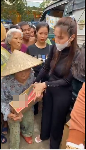 Thủy Tiên bị anti-fan trù ẻo gặp nạn trong chuyến cứu trợ miền Trung, dân mạng sôi sục phẫn nộ - Ảnh 1.