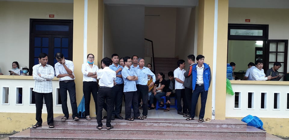 Rất đông người dân vào thắp hương 13 cán bộ, chiến sỹ tại Bệnh viện Quân y 268 - Ảnh 1.