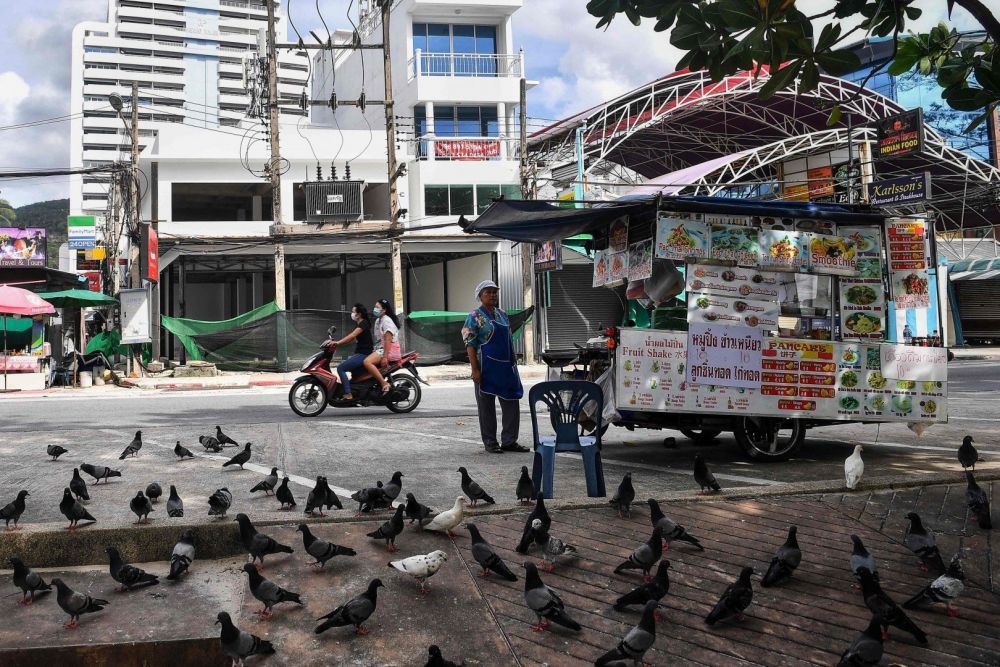 Biển Phuket vắng vẻ đến lạ thường vì dịch Covid-19 - Ảnh 11.