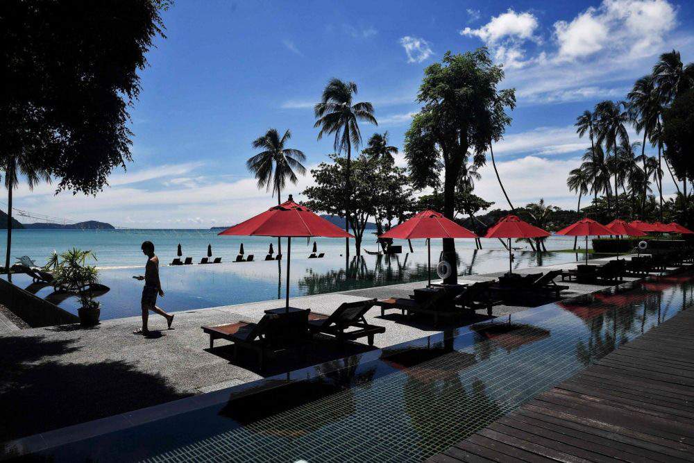 Biển Phuket vắng vẻ đến lạ thường vì dịch Covid-19 - Ảnh 13.