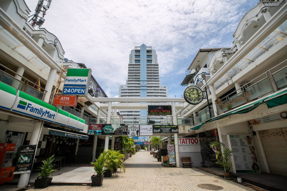 Biển Phuket vắng vẻ đến lạ thường vì dịch Covid-19 - Ảnh 3.