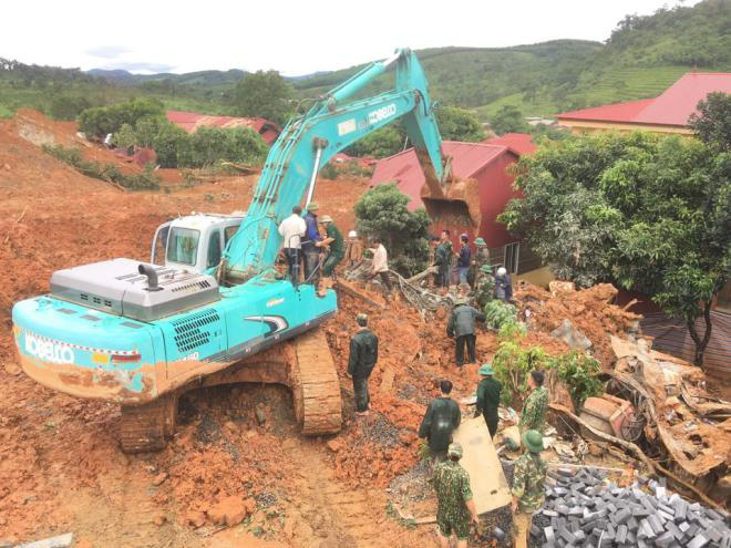 Cập nhật: Sạt lở vùi lấp 22 cán bộ, chiến sĩ ở Quảng Trị, tìm thấy 5 thi thể  - Ảnh 1.