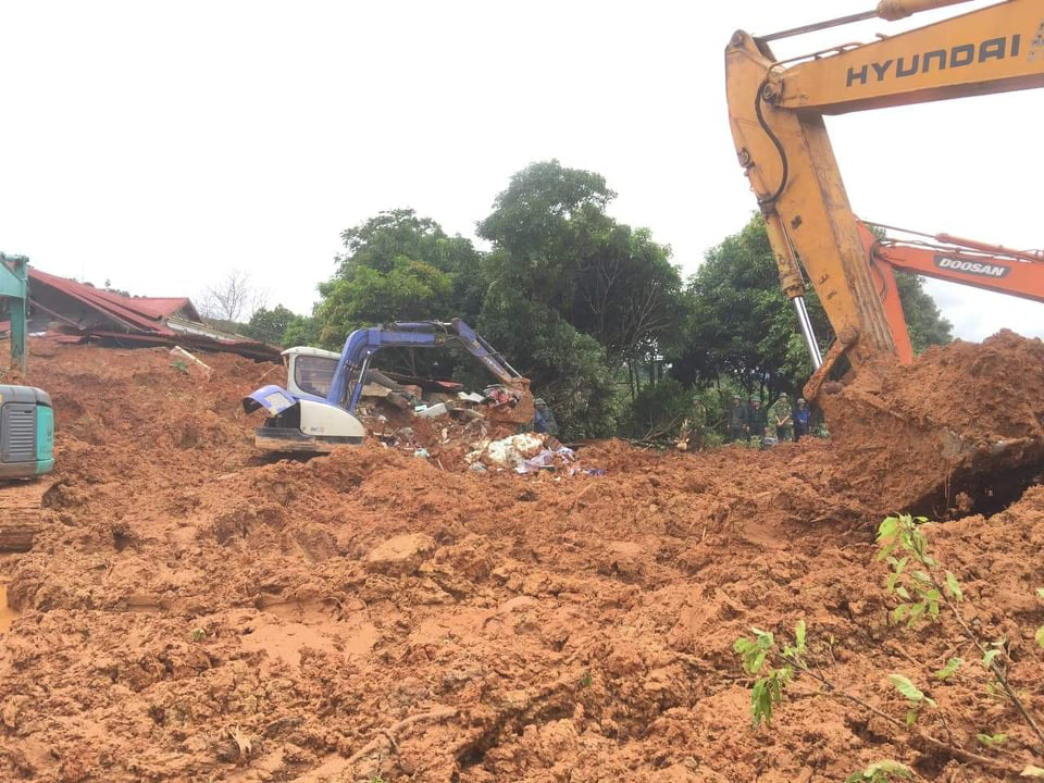 Cập nhật: Sạt lở vùi lấp 22 cán bộ, chiến sĩ ở Quảng Trị, tìm thấy 8 thi thể  - Ảnh 1.