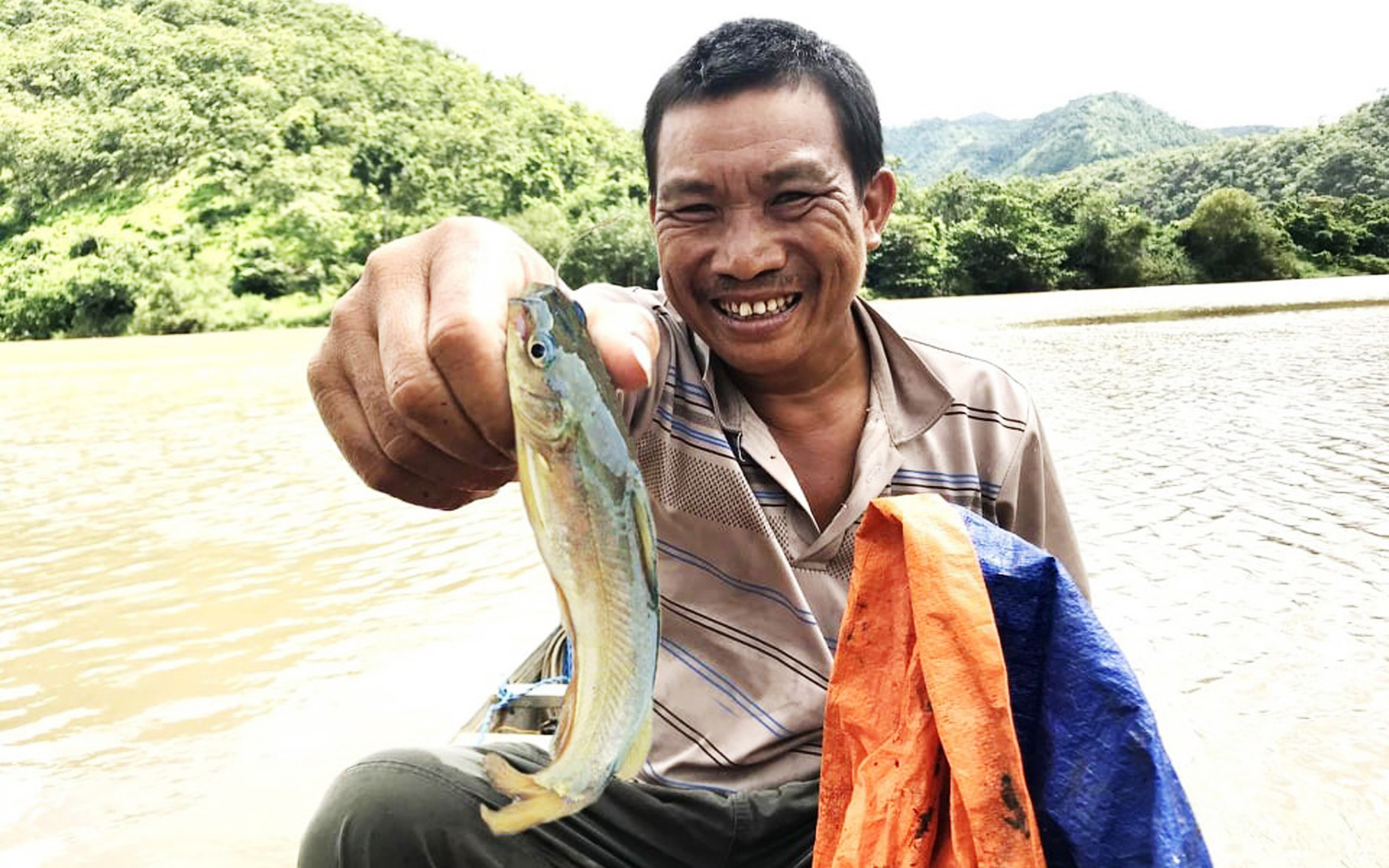 "Dị nhân" bắt cá chốt đặc sản kêu ẹc ẹc trên sông Ba mùa lũ, nhưng lạ nhất là ông này không biết bơi