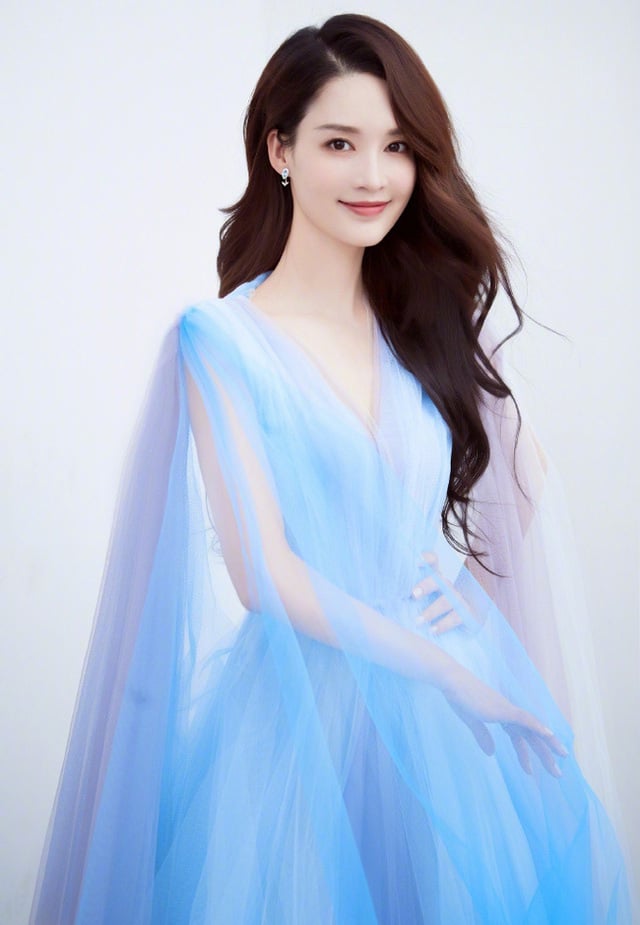6 mỹ nhân cổ trang Trung Quốc đời thường: Dương Tử quyến rũ hút mắt, Địch Lệ Nhiệt Ba bị chê &quot;già trước tuổi&quot; - Ảnh 6.